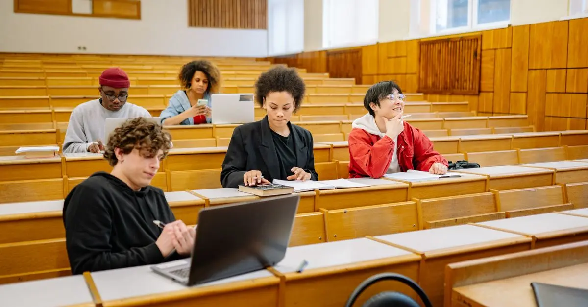 Beneficios del Aprendizaje en Línea Frente al Presencial